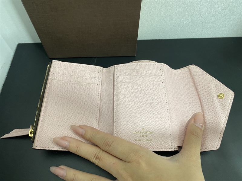 Ví LV nút hồng +