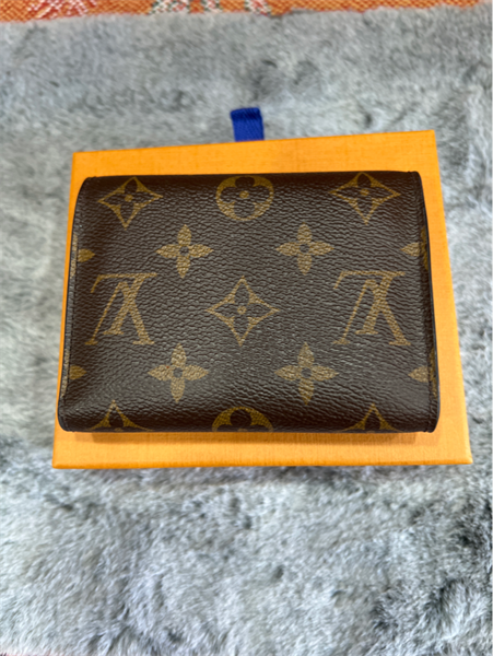 Ví lV hoa nâu nút đỏ lòng đỏ+