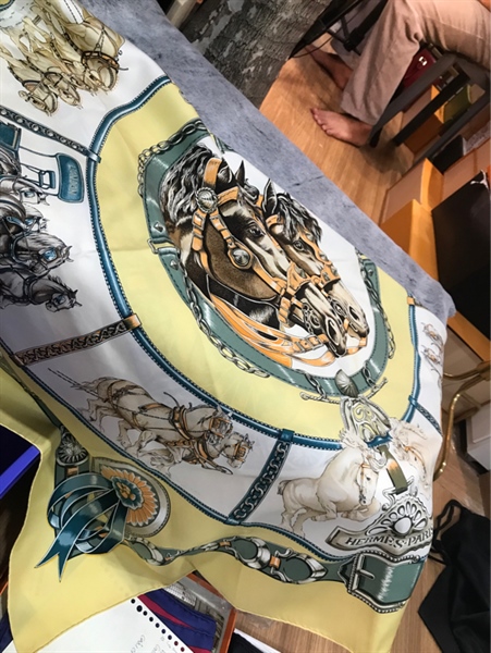 Khăn Hermes hình ngựa tông vàng xanh KG