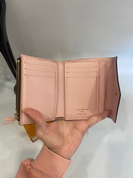 Ví LV gập 3 nút hồng