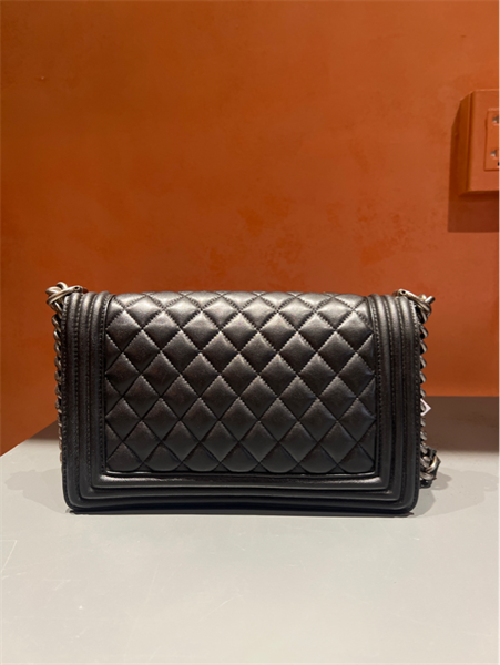 Túi Chanel Boy viền da khóa bạc ++
