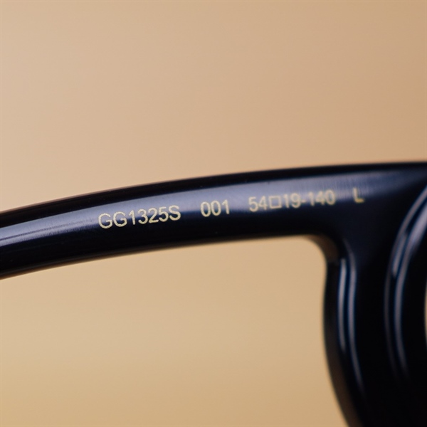 Kính đen chữ nhật GG KG+