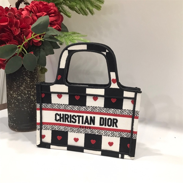 Túi xách Dior trái tim KG+