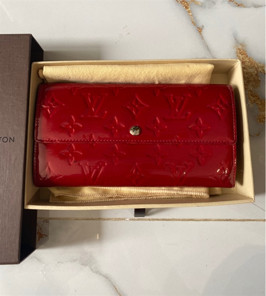 Ví đỏ khoá bấm LV