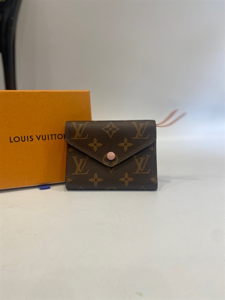 Ví LV gập 3 nút hồng
