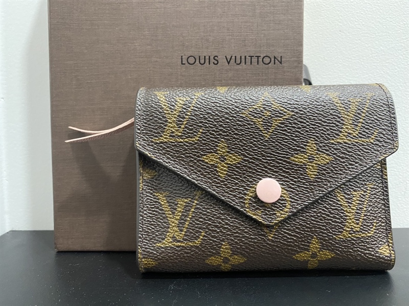 Ví LV nút hồng +