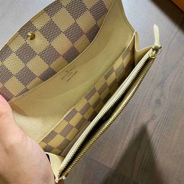 Ví LV kem nút vàng KG+