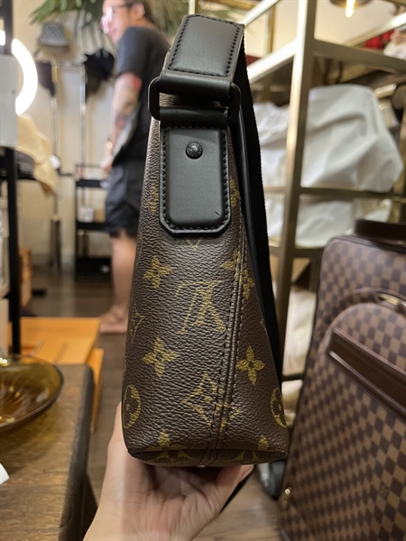 Túi LV đeo chéo viền đen +