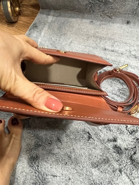 Túi Jacquemus đứng màu nâu KG+