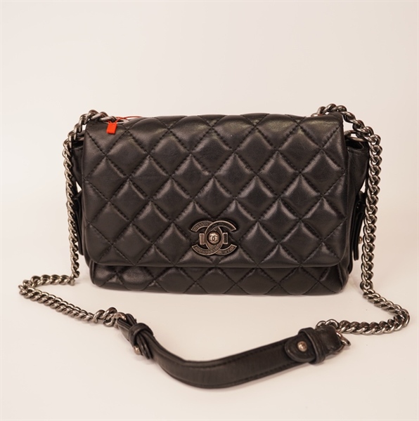 Túi Chanel khóa giả cổ viền hoa 2 hông ++