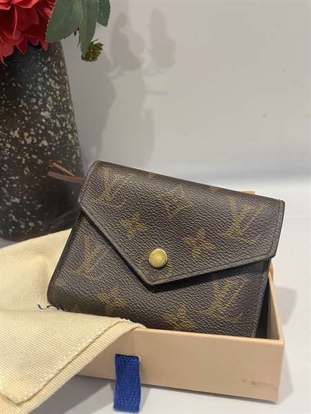 Ví Lv nút vàng kim loại +