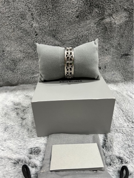 Vòng tay bạc Balenciaga KG+