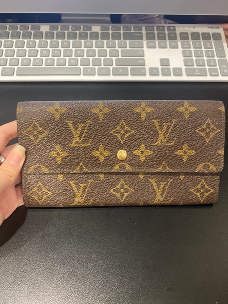 Ví LV nâu dài nút vàng KG+