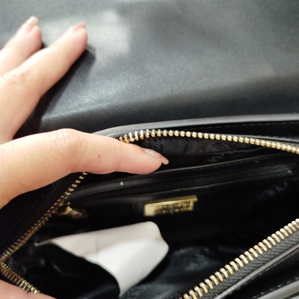 Túi xách Versace đen vân chữ nổi 24cm KG+