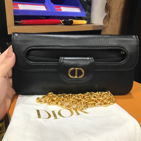 Túi clutch Dior đen logo vàng +