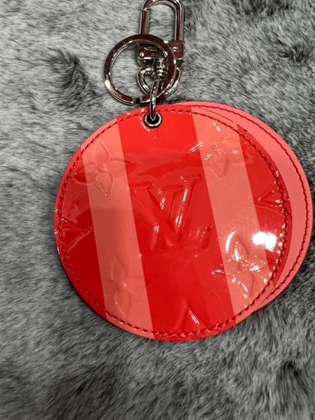 Charm LV đỏ hồng +