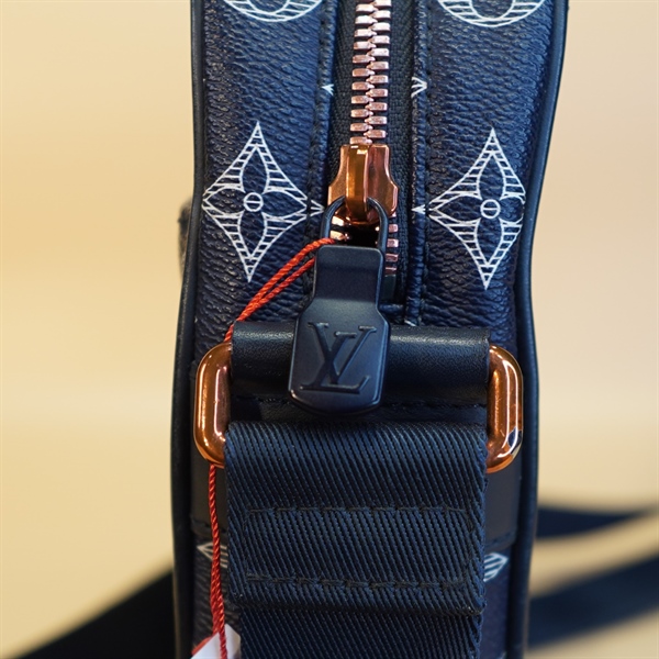 Túi LV đeo chéo hoa trắng chữ ngược +