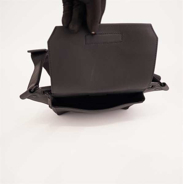 Túi LV đeo chéo màu đen KG+