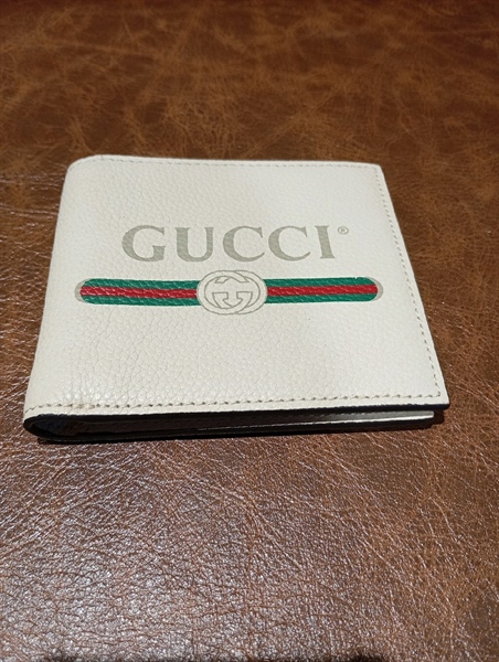 Ví GG Gập Đôi Trắng KG+