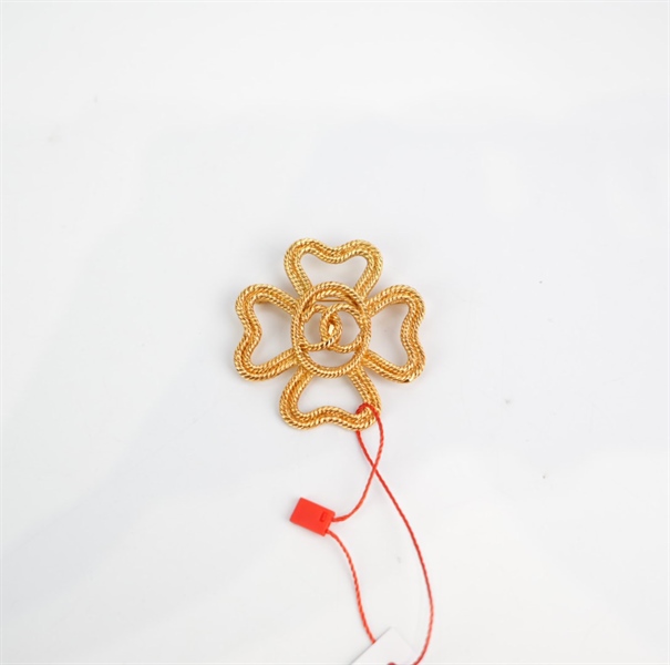 Cài áo Chanel vàng hình bông hoa KG+