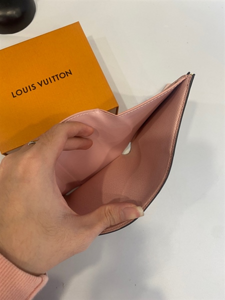 Ví LV gập 3 nút hồng