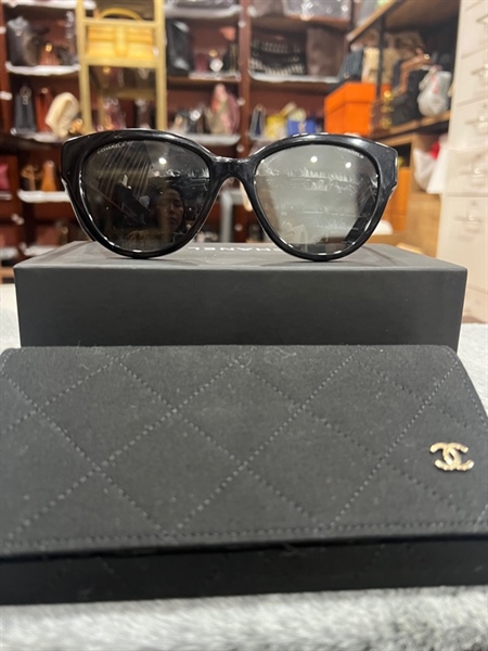 Kính chanel đen có logo chanel trắng ở gọng+