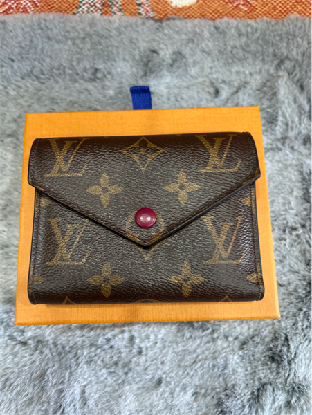 Ví lV hoa nâu nút đỏ lòng đỏ+