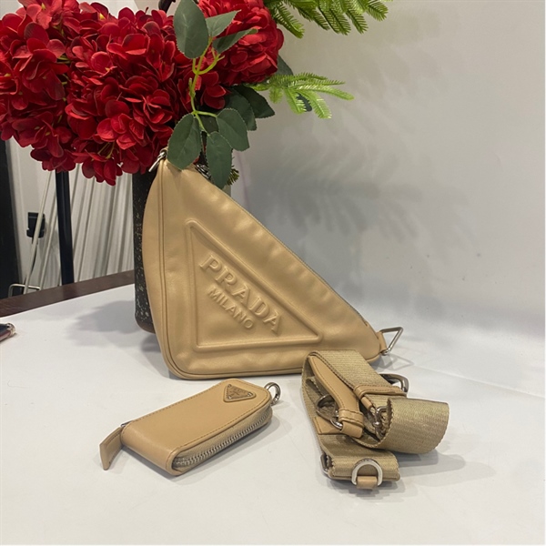 Túi Prada tam giác kèm charm KG+
