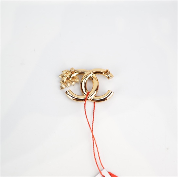 Cài áo Chanel vàng full đá đuôi hình lá KG+