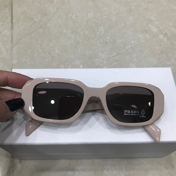 Kính Prada hồng sữa KG+