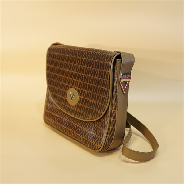 Túi đeo chéo Valentino chữ V nâu KG+