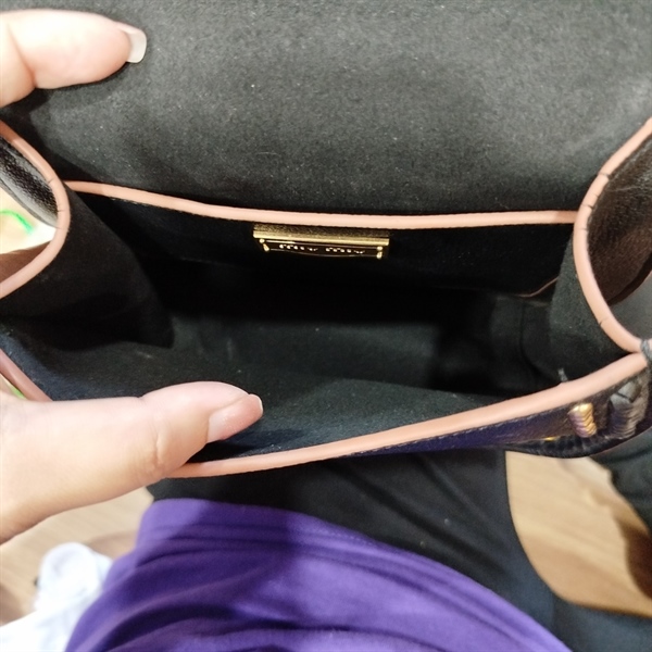 Túi xách Miu Miu đen gắn đinh 19cm KG+