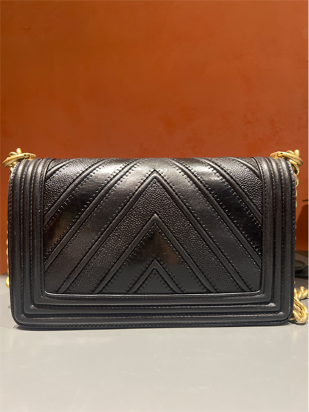 Túi Chanel Boy khóa vàng viền da trần chỉ++