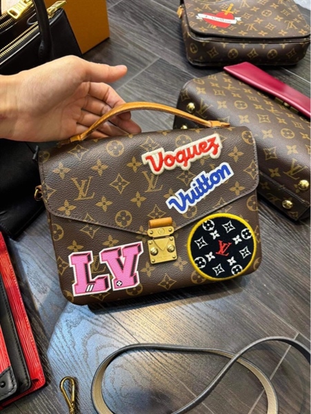 Túi LV họa tiết thêu đỏ +