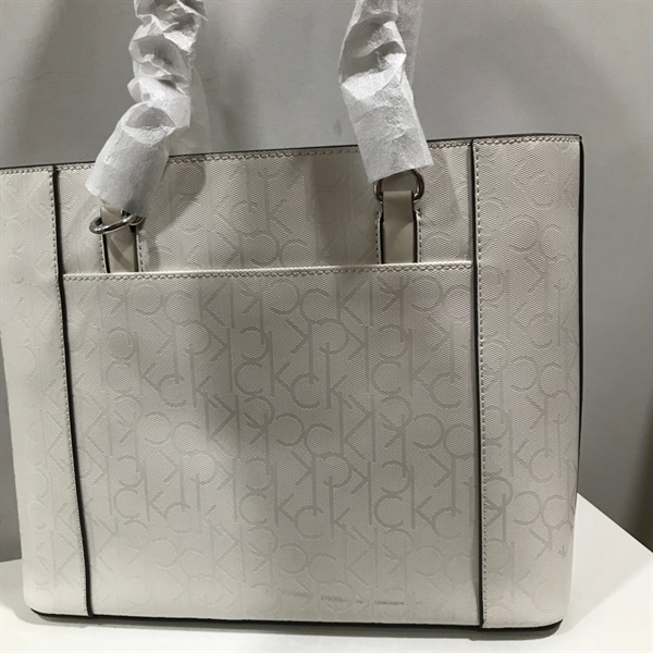 Túi CK Trắng Họa Tiết Hoa Kèm Charm KG+