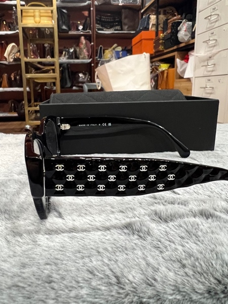 Kính chanel đen có logo chanel trắng ở gọng+
