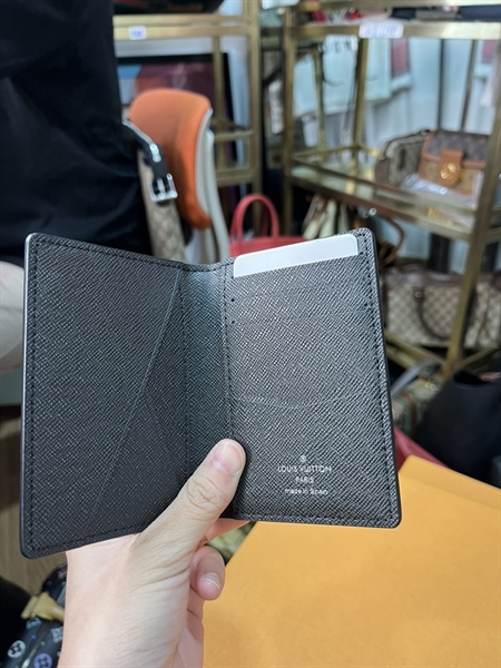 Ví LV đen chữ vàng +