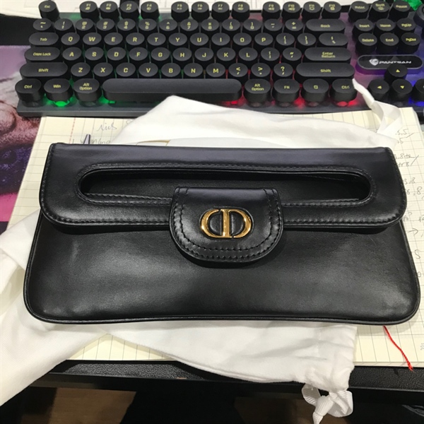 Túi clutch Dior đen logo vàng +