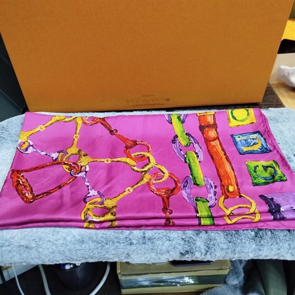 Khăn GG tím hình nhiều màu KG+