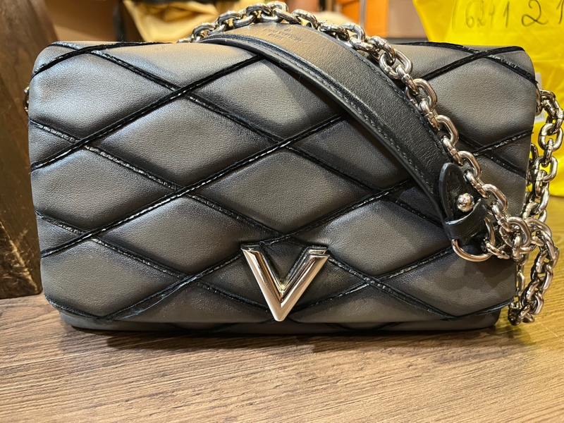 Túi LV vân nổi đen KG+