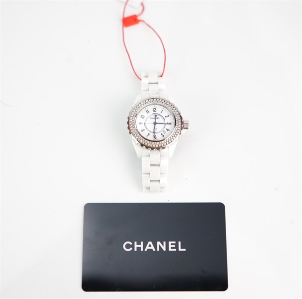 Đồng hồ Chanel dây trắng mặt tròn viền kc KG+