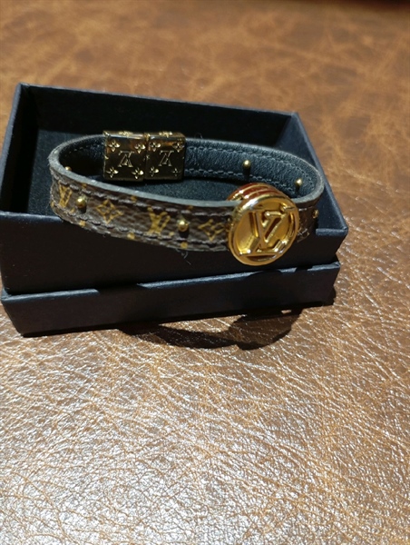 Vòng tay LV mặt logo vàng KG+