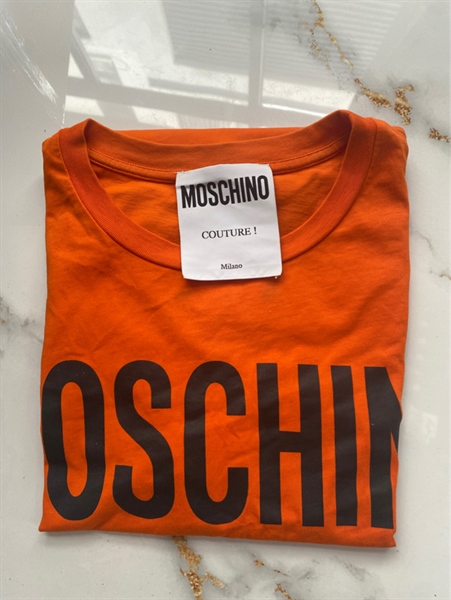 Áo thun cam MOSCHINO