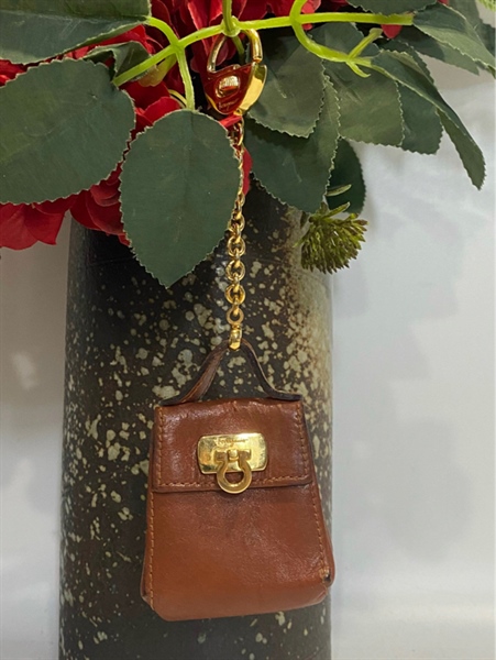 Charm Ferragamo nâu bò +