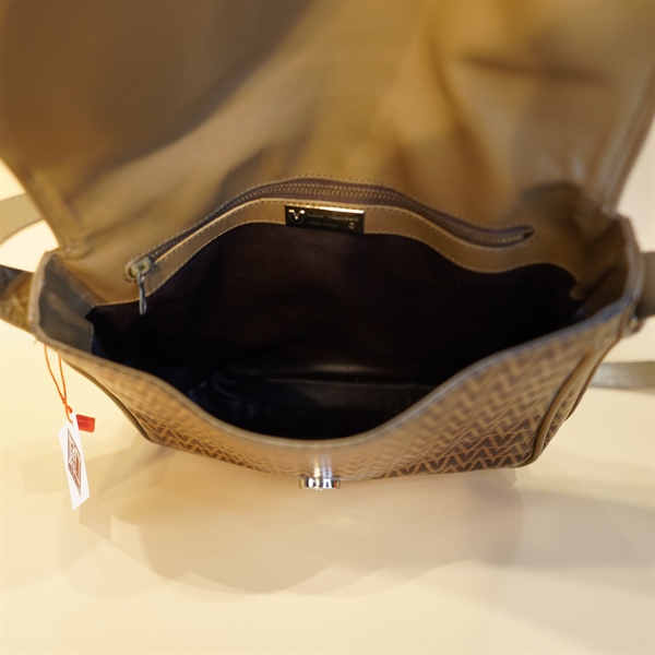 Túi đeo chéo Valentino chữ V nâu KG+