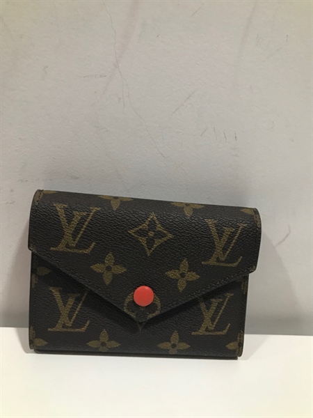 Ví LV hoa nâu nút đỏ