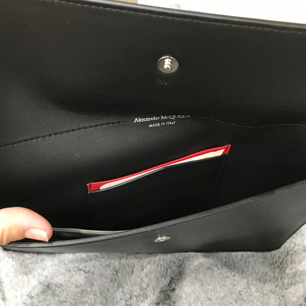 Túi Alexander McQueen Clutch Đen KG+