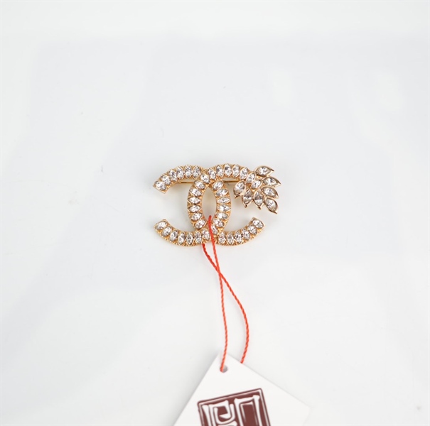 Cài áo Chanel vàng full đá đuôi hình lá KG+