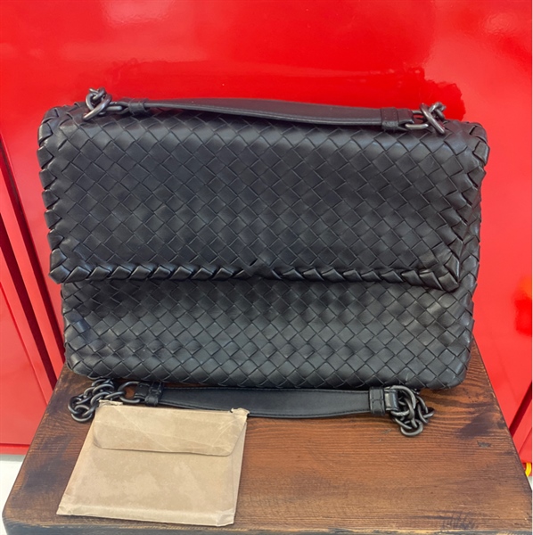 Túi đan màu đen BOTTEGA VENETA