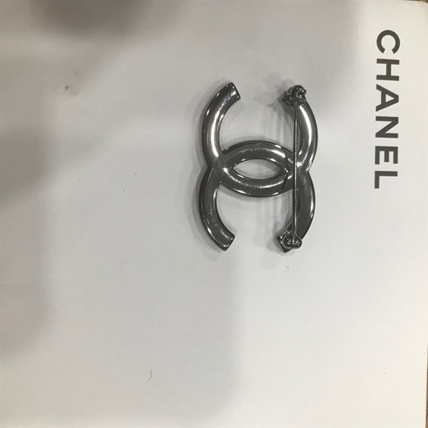 Cài áo Chanel hạt ngọc +